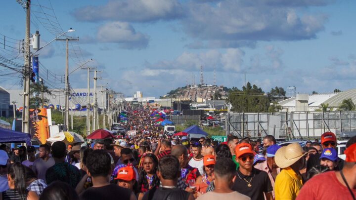 Caminhada do Maior Cuscuz do Mundo arrasta multidão em Caruaru