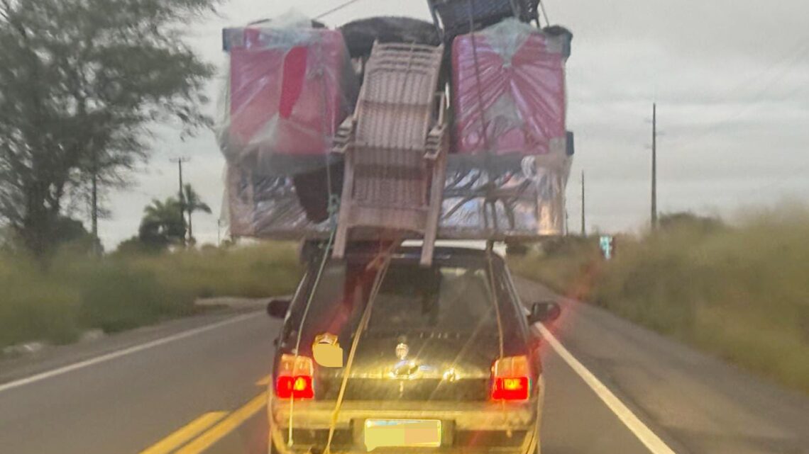 Uno que transportava cama, sofá e cadeiras é retido pela PRF na BR 104