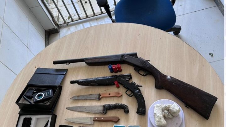 Quatro suspeitos são presos com armas e droga