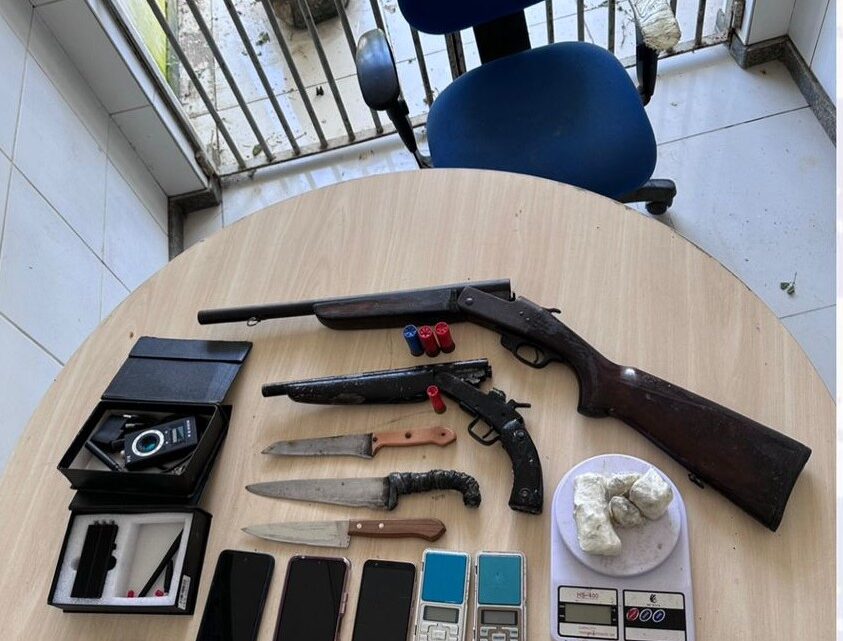 Quatro suspeitos são presos com armas e droga Quatro suspeitos são presos com armas e droga