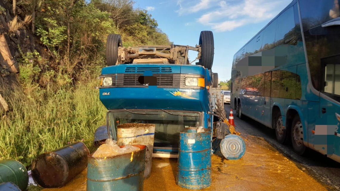 Caminhão colide em Van e capota, na sequência dois caminhões e uma carreta tanque colidem na BR 232