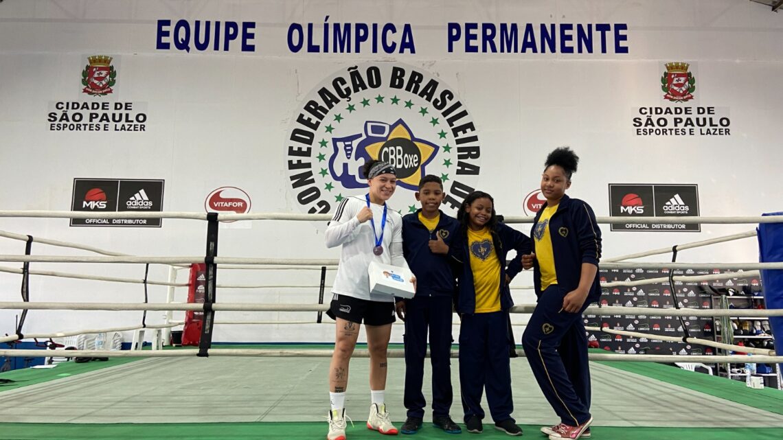 Crianças da LBV homenageiam Seleção Brasileira de Boxe