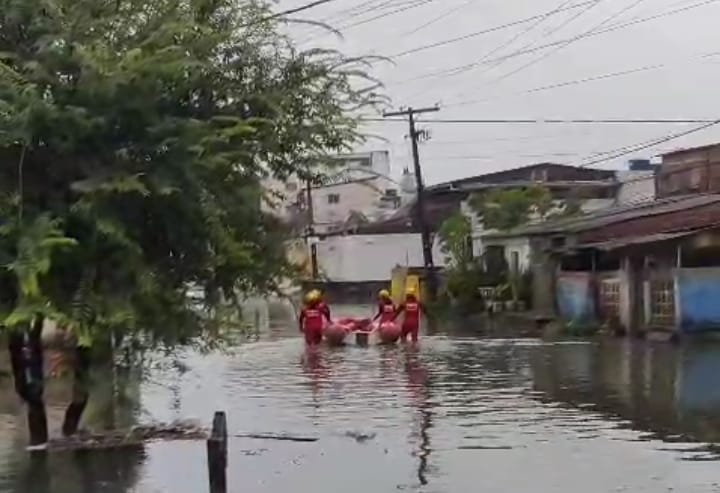 Bombeiros resgatam de bote moradores ilhados no Recife