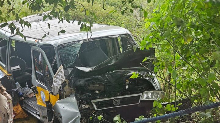 Van que seguia para culto com vários evangélicos é atingida por ônibus na BR 232