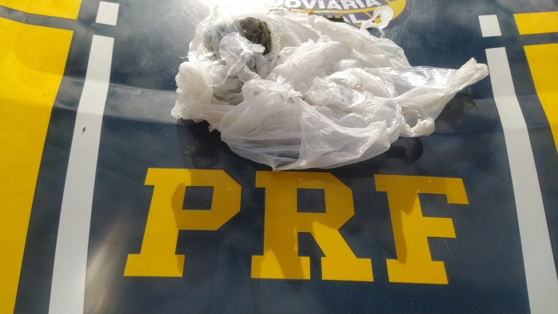 Motorista sem CNH é detido com maconha e cocaína pela PRF