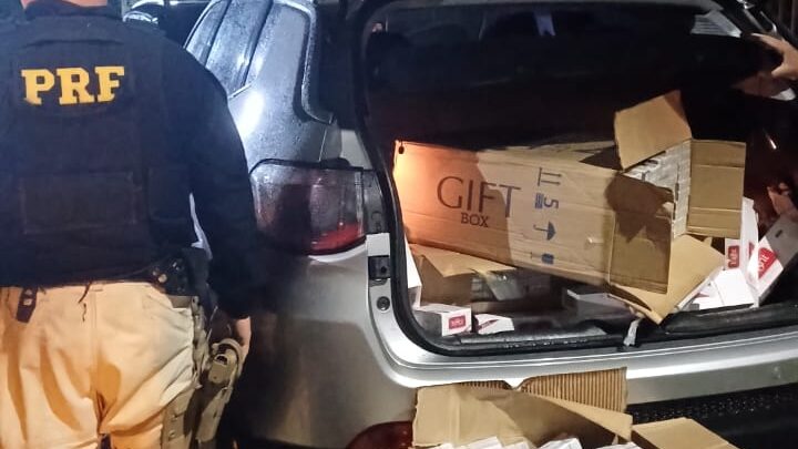 Foragido bate em poste, faz refém e é detido com cigarros paraguaios na BR 232
