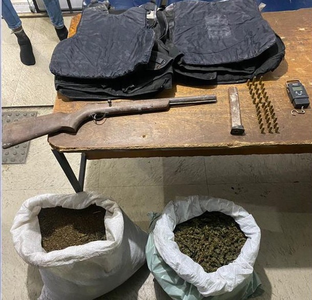 Mais de 23kg de maconha apreendidos e homem é preso Mais de 23kg de maconha apreendidos e homem é preso