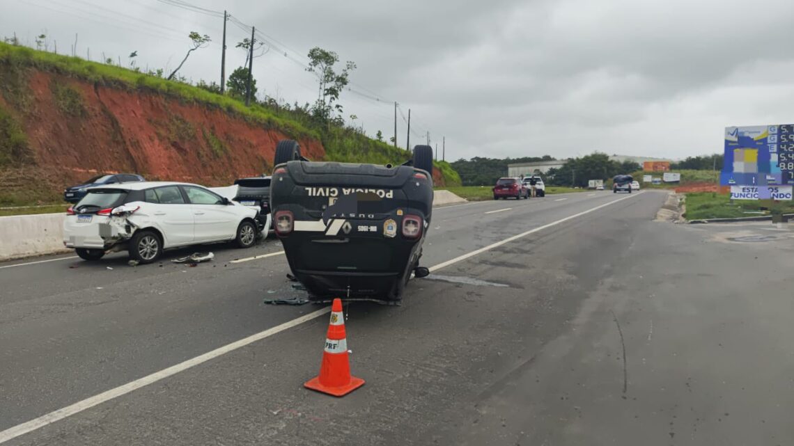 Viatura capota, após engavetamento entre seis veículos na BR 232