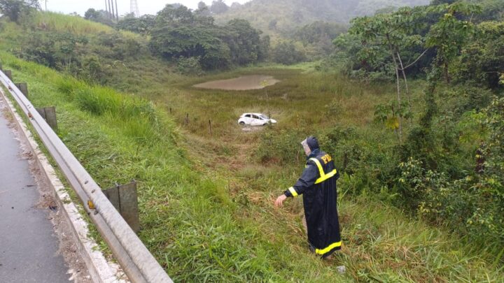 Carro sai da pista, após aquaplanagem, e deixa feridos