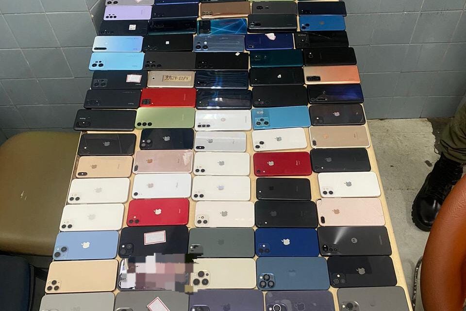 Polícia recupera dezenas de celulares roubados no São João Polícia recupera dezenas de celulares roubados no São João