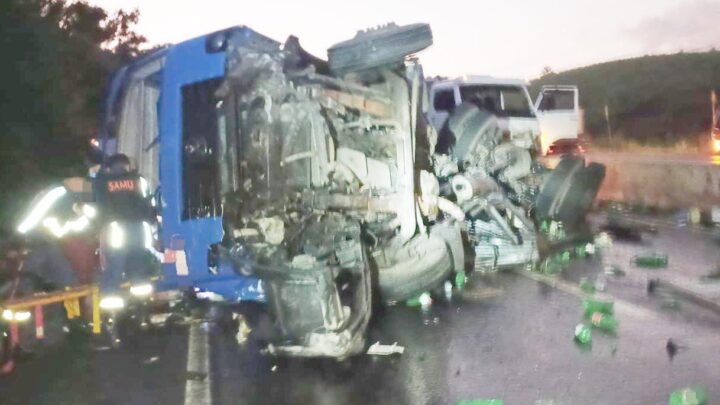 Caminhão tomba e outros dois colidem, deixando feridos na BR 232