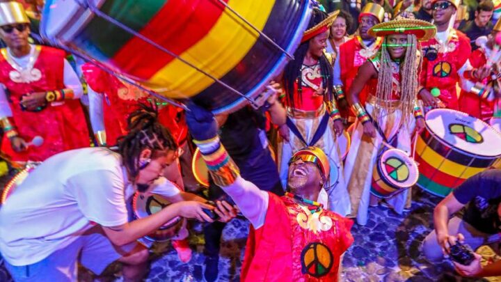 Olodum, Colibri Brasil e Chris Mendes no último dia de shows do Polo Azulão em 2024