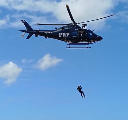 Operações aéreas: PRF se prepara para combate a incêndio, transporte de carga externa e resgate no mar