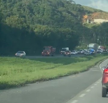 Motociclista morre e motorista passa mal, após colisão frontal entre moto e carro, na BR-232 Motociclista morre e motorista passa mal, após colisão frontal entre moto e carro, na BR-232