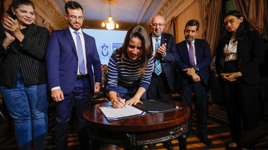 Governadora Raquel Lyra oficializa empréstimo bilionário inédito que será destinado para ampliar abastecimento de água e esgotamento sanitário em todo o Estado Governadora Raquel Lyra oficializa empréstimo bilionário inédito que será destinado para ampliar abastecimento de água e esgotamento sanitário em todo o Estado