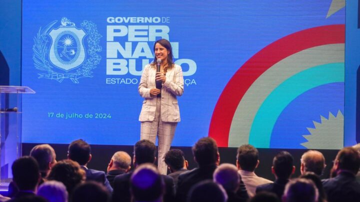 Governadora Raquel Lyra apresenta investimentos realizados na infraestrutura do Estado durante seminário no Recife