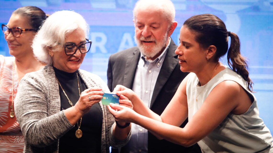 Governadora Raquel Lyra e presidente Lula entregam primeiros pagamentos de indenizações a mutuários de prédios-caixão Governadora Raquel Lyra e presidente Lula entregam primeiros pagamentos de indenizações a mutuários de prédios-caixão