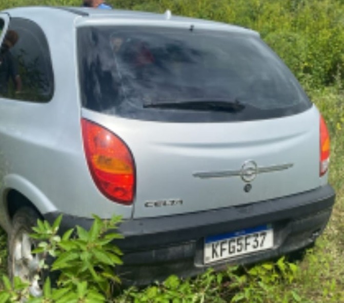 Carro roubado foi encontrado pela PM e devolvido ao proprietário Carro roubado foi encontrado pela PM e devolvido ao proprietário