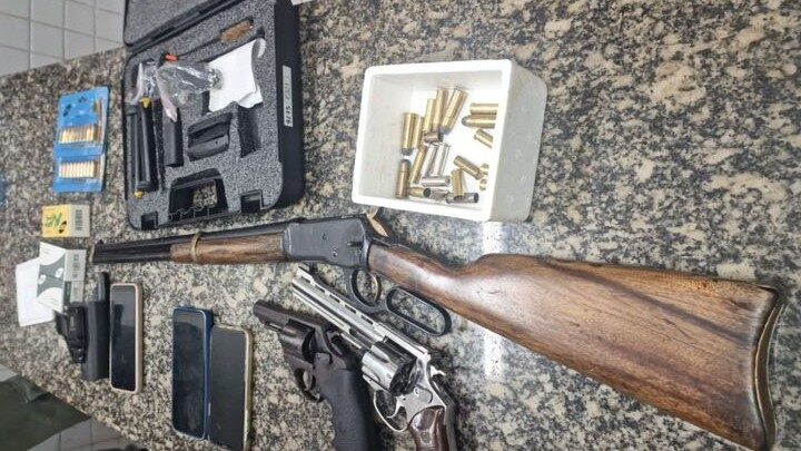 PM prende seis pessoas com armas e munições