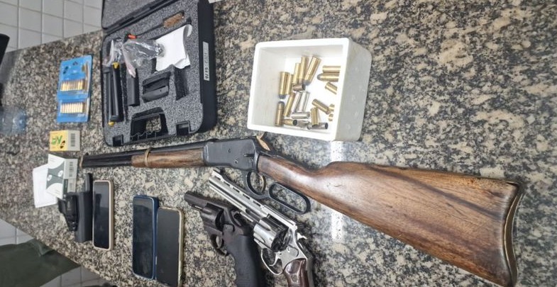 PM prende seis pessoas com armas e munições PM prende seis pessoas com armas e munições