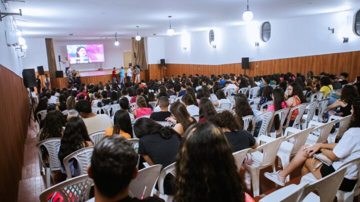 Cursinho Popular Edilson de Góis abre novas vagas na reta final de preparação para o Enem