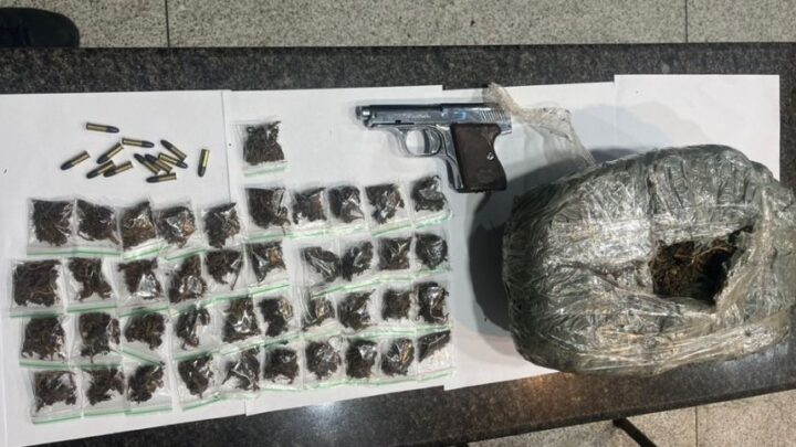 PM apreende drogas e arma de fogo