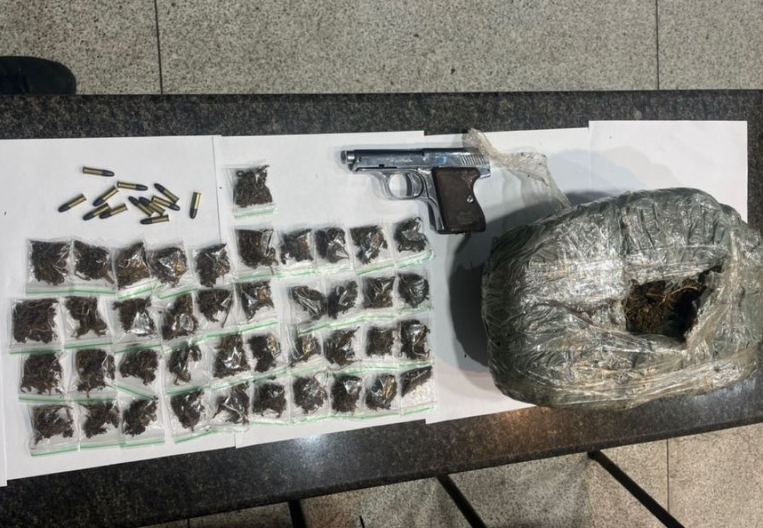 PM apreende drogas e arma de fogo PM apreende drogas e arma de fogo