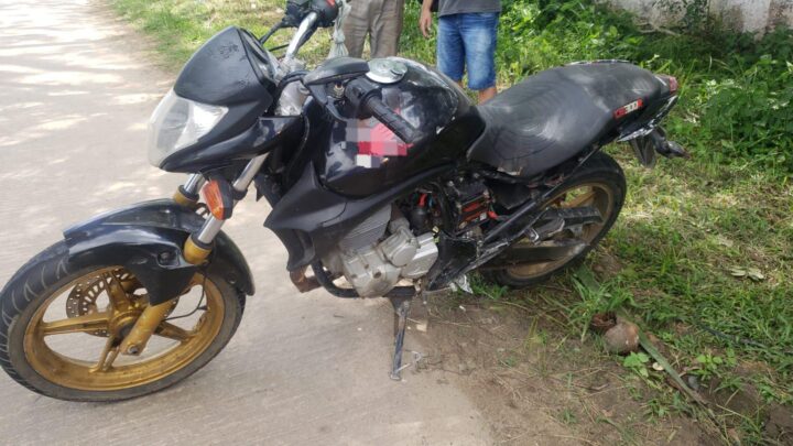 Motociclista morre após colidir em traseira de caminhão