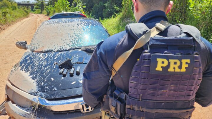 Três homens presos com pistola e carro de luxo roubado, após colidir em dois veículos