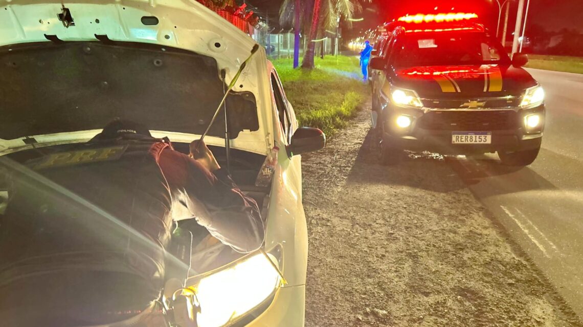 Motorista é detido com espada dentro de carro roubado Motorista é detido com espada dentro de carro roubado