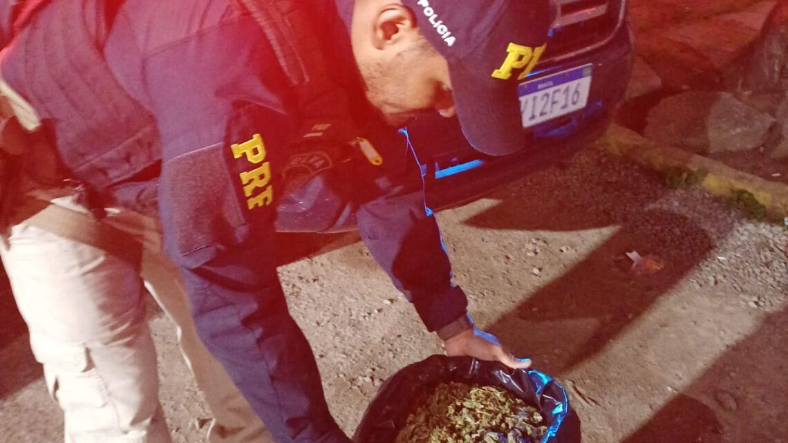 PRF detém dupla com 8 kg de maconha em Caruaru PRF detém dupla com 8 kg de maconha em Caruaru