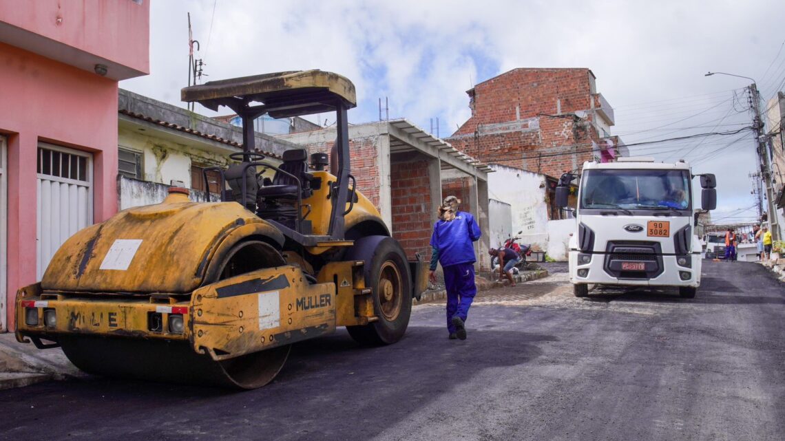 Ruas do bairro Santa Rosa são contempladas com novo asfalto para implementação do novo binário
