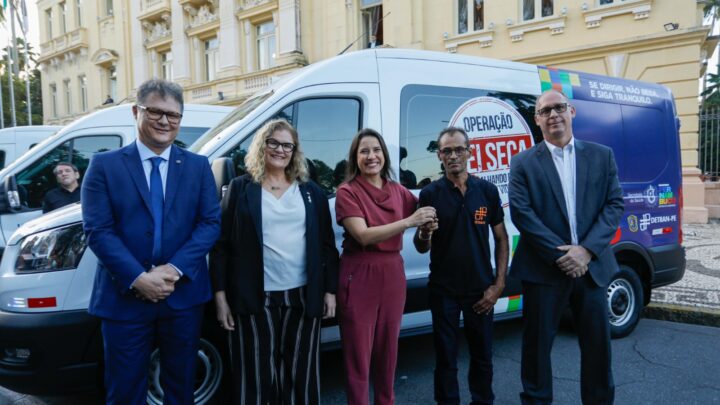 Governadora Raquel Lyra entrega veículos para reforçar combate à violência contra mulher e fortalecer Operação Lei Seca