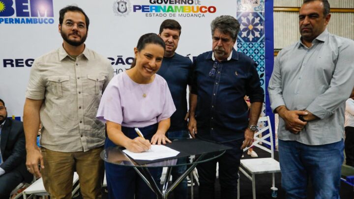 Em Salgueiro, governadora Raquel Lyra entrega 617 títulos de propriedade e assina ordem de serviço para recuperação do aeroporto do município