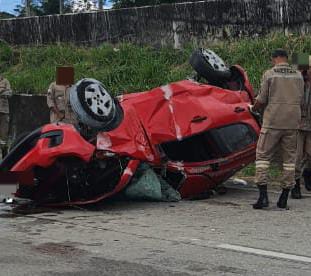 Mãe e filha morrem após capotamento de veículo Mãe e filha morrem após capotamento de veículo