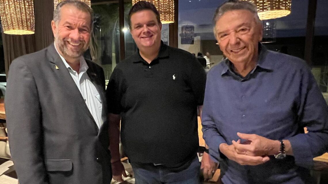 Ministro Carlos Lupi se reúne com Zé Queiroz e Wolney em Caruaru Ministro Carlos Lupi se reúne com Zé Queiroz e Wolney em Caruaru