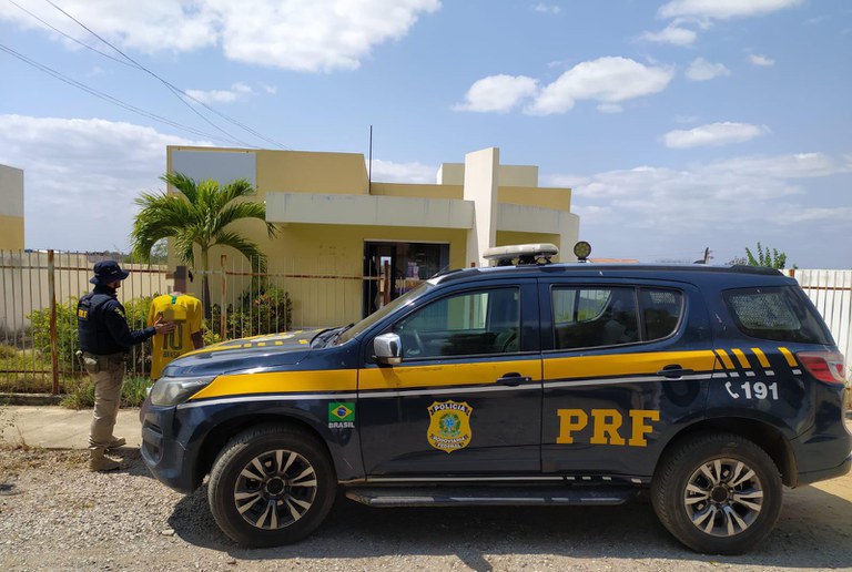 Adolescente é esquecido em posto de combustível e encontrado pela PRF Adolescente é esquecido em posto de combustível e encontrado pela PRF