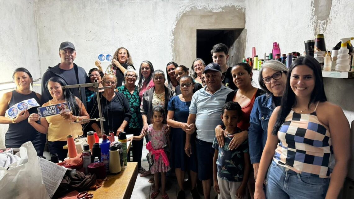 Anderson Correia é abraçado por comerciários e moradores do Riachão