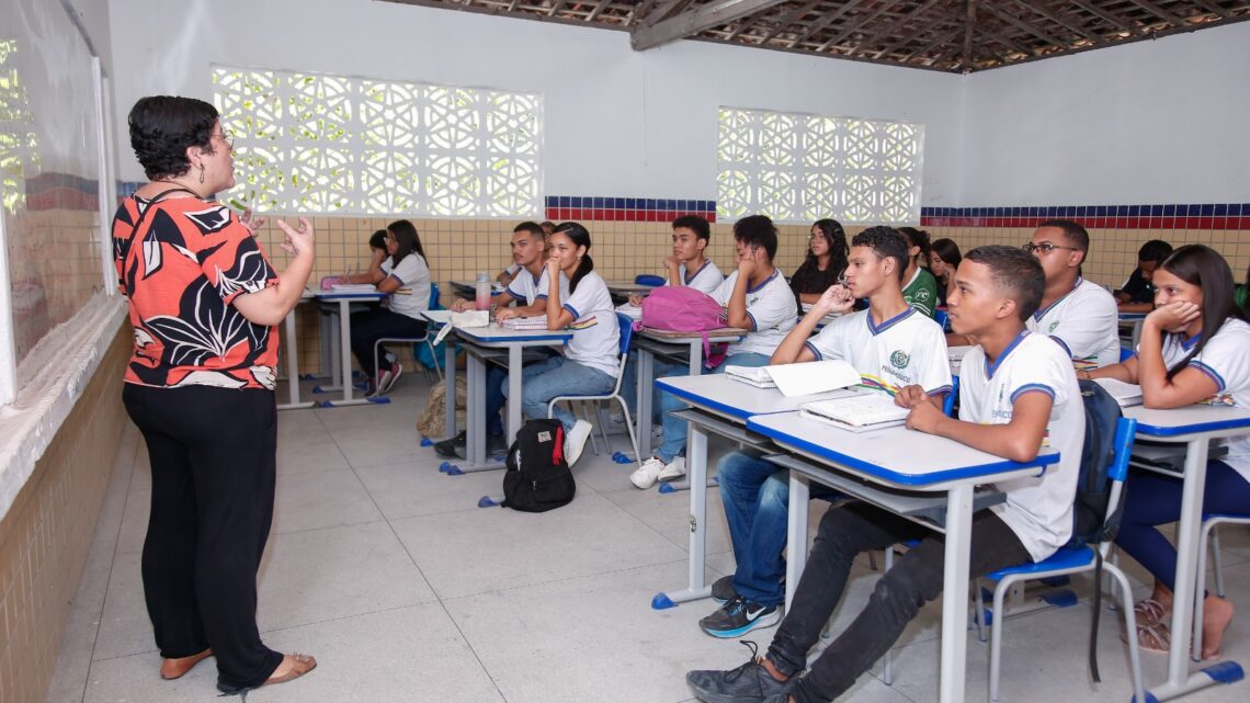 Governo-PE nomeia 118 professores para a Rede Estadual e já soma mais de 5 mil convocações na educação em 18 meses Governo-PE nomeia 118 professores para a Rede Estadual e já soma mais de 5 mil convocações na educação em 18 meses