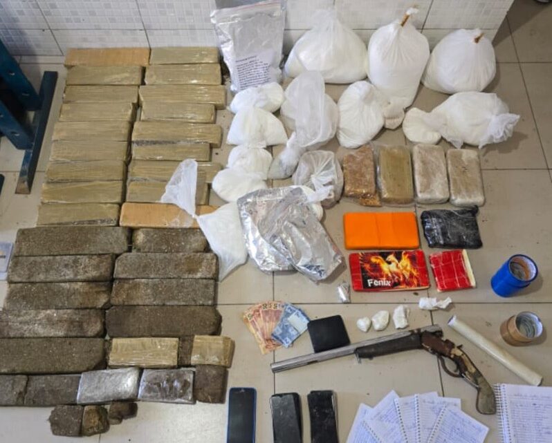 1º Biesp apreende cerca de 25 kg de maconha e outras drogas em Caruaru 1º Biesp apreende cerca de 25 kg de maconha e outras drogas em Caruaru