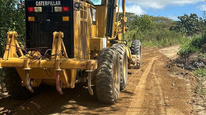 Em sete meses de trabalho de 2024, Prefeitura de Caruaru recupera 600 quilômetros de estradas da Zona Rural