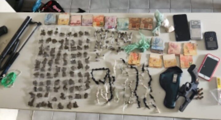 Dois homens presos por tráfico de drogas e posse ilegal de arma de fogo
