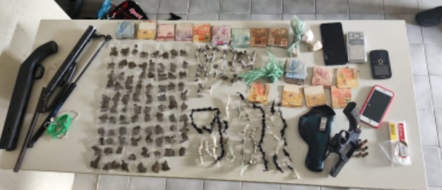 Dois homens presos por tráfico de drogas e posse ilegal de arma de fogo