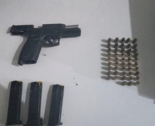 PM acha arma escondida em pneu estepe de veículo