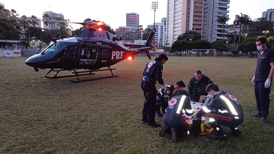 Criança atingida por coluna é resgatada de helicóptero Criança atingida por coluna é resgatada de helicóptero