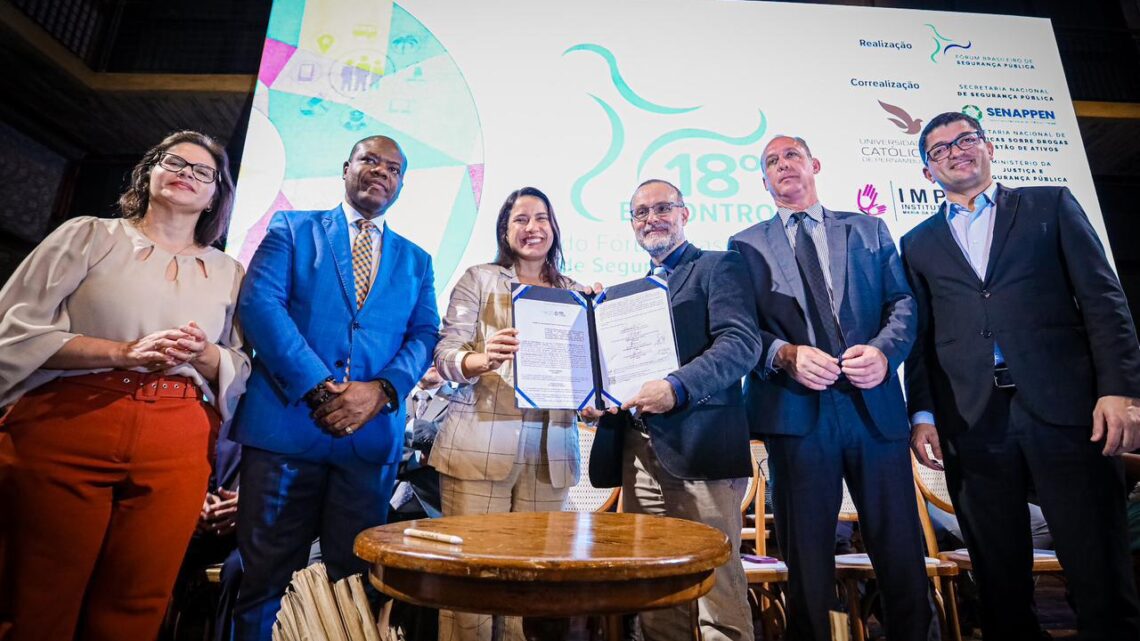 No Fórum Brasileiro de Segurança Pública, governadora Raquel Lyra assina acordos de cooperação para atividades conjuntas na área de segurança pública e no enfrentamento da violência contra crianças e adolescentes No Fórum Brasileiro de Segurança Pública, governadora Raquel Lyra assina acordos de cooperação para atividades conjuntas na área de segurança pública e no enfrentamento da violência contra crianças e adolescentes
