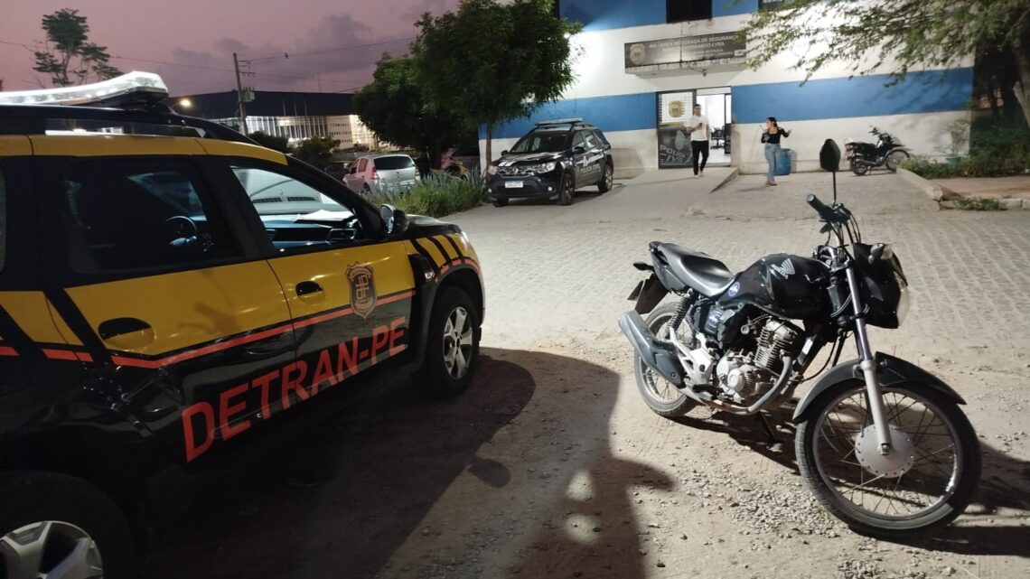 Moto roubada em Olinda, é recuperada pelo Detran e 1° BIEsp, em Caruaru Moto roubada em Olinda, é recuperada pelo Detran e 1° BIEsp, em Caruaru