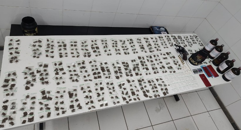 CIPMoto prende casal com drogas e arma de fogo