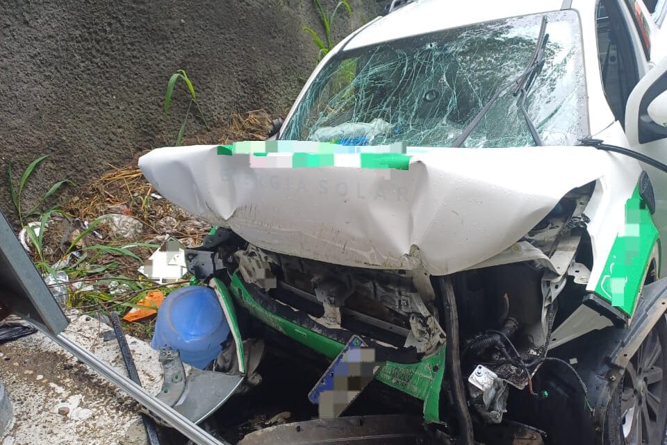 Motorista e passageiro feridos, após veículo colidir em túnel, na BR 232 Motorista e passageiro feridos, após veículo colidir em túnel, na BR 232