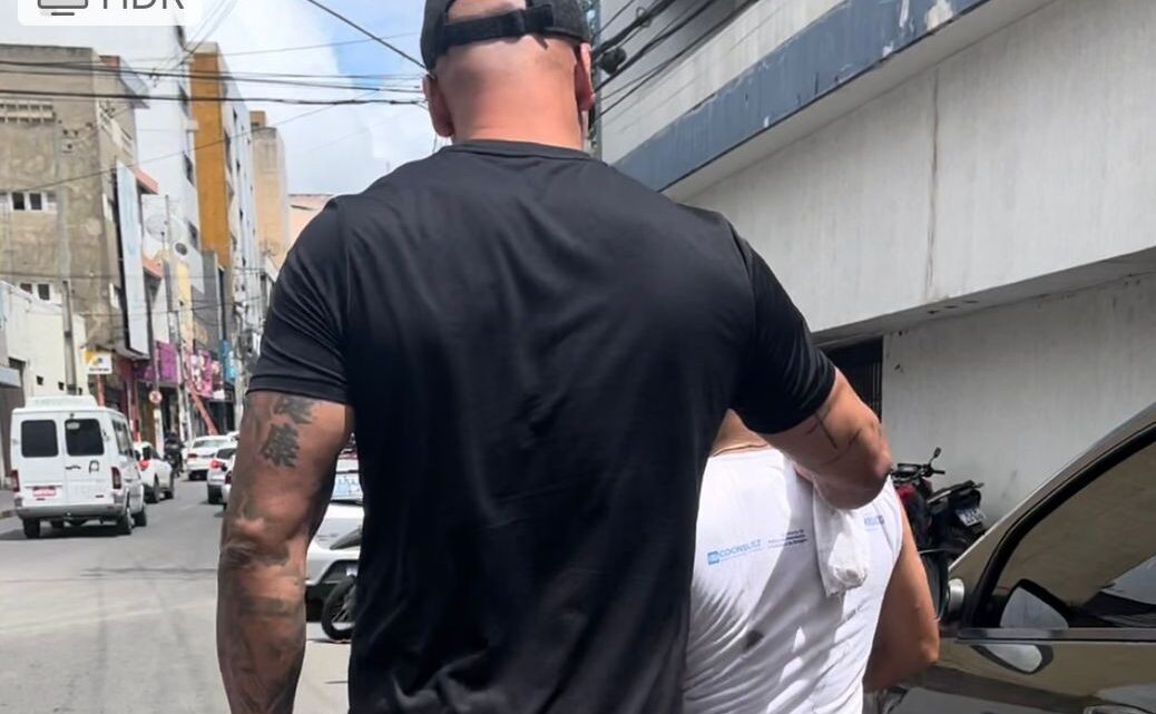 Anderson Correia conduz à delegacia homem que cometeu crime de maus-tratos em Caruaru Anderson Correia conduz à delegacia homem que cometeu crime de maus-tratos em Caruaru